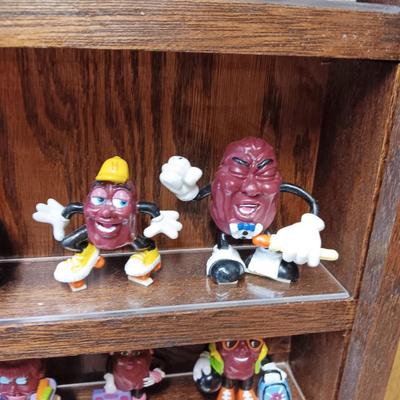 HANDMADE STAIR STEP DISPLAY CASE FILLED WITH CALIFORNIA RAISIN TOY FIGURES