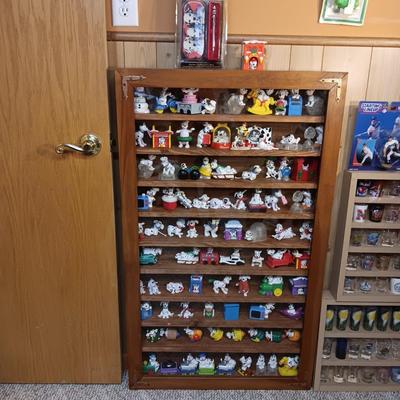 HANDMADE DISPLAY CASE FILLED WITH DISNEY'S 101 DALMATIANS TOYS PLUS A STYLUS COLLECTOR'S PEN