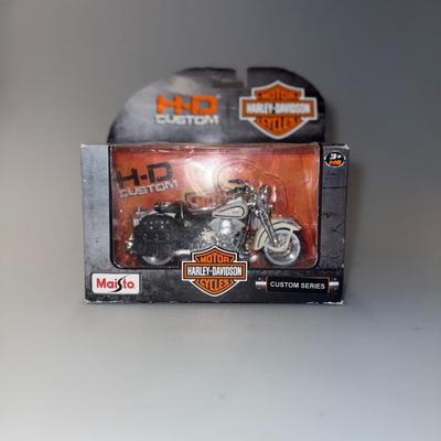 MAISTO 1/18 – HARLEY-DAVIDSON FLSTS Heritage Softail Springer