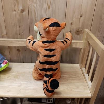 ANIMATED, BATTERY OPERATED FISHER-PRICE ELMO AND ANIMATED TIGGER