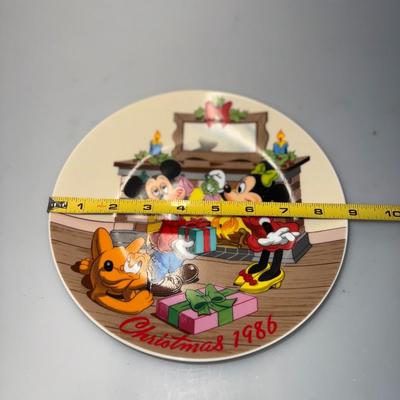 1986 Disney Collector Christmas Plate Mistletoe Magic