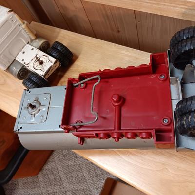 ERTL STEEL TANKER TRUCK (THE TANK HOLDS AND RELEASES WATER)