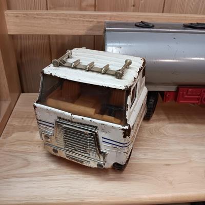 ERTL STEEL TANKER TRUCK (THE TANK HOLDS AND RELEASES WATER)