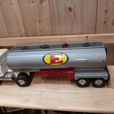 ERTL STEEL TANKER TRUCK (THE TANK HOLDS AND RELEASES WATER)