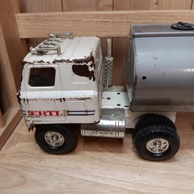 ERTL STEEL TANKER TRUCK (THE TANK HOLDS AND RELEASES WATER)