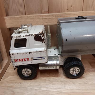 ERTL STEEL TANKER TRUCK (THE TANK HOLDS AND RELEASES WATER)