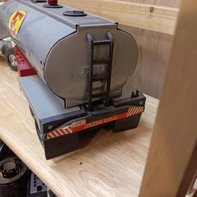 ERTL STEEL TANKER TRUCK (THE TANK HOLDS AND RELEASES WATER)