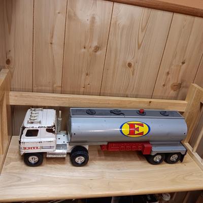 ERTL STEEL TANKER TRUCK (THE TANK HOLDS AND RELEASES WATER)