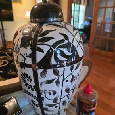 Vase black and white