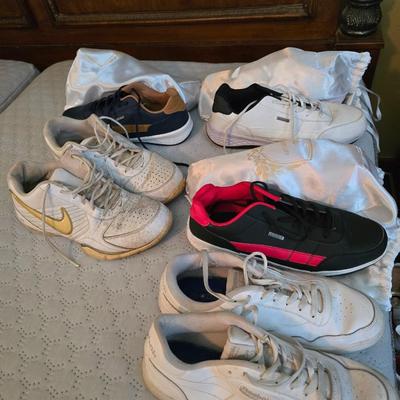 Tennis shoes