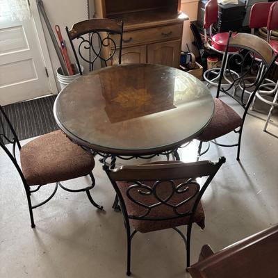 Lot 500: Dinette Set Ready to be Refurbished