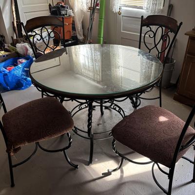 Lot 500: Dinette Set Ready to be Refurbished