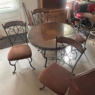 Lot 500: Dinette Set Ready to be Refurbished