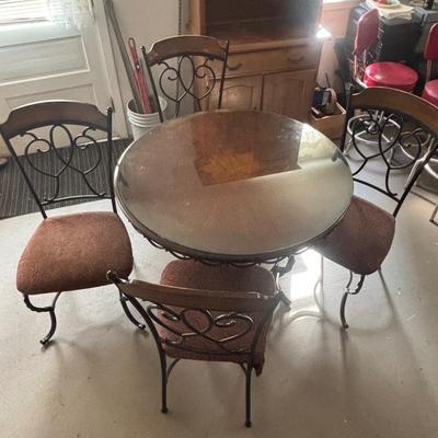 Lot 500: Dinette Set Ready to be Refurbished