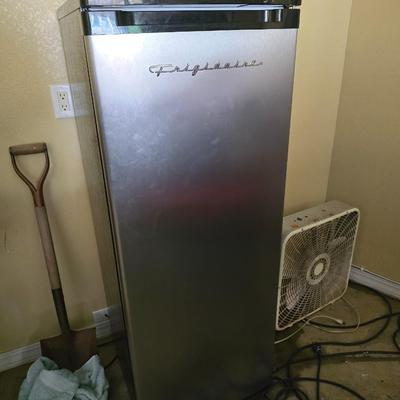 Upright deep freeze
