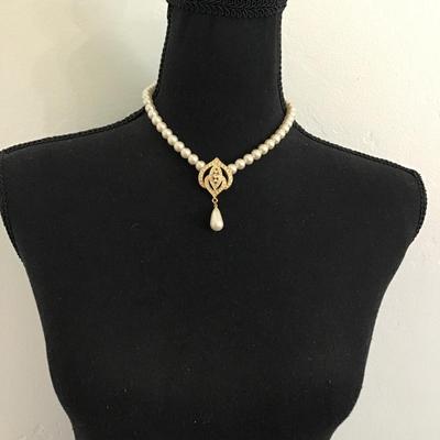 Beautiful vintage, faux, pearl rhinestone elegant necklace