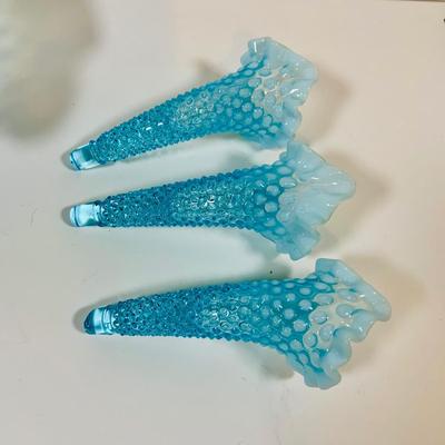 LOT 7: Fenton Hobnail Blue Three Horn Epergne Bud Vase