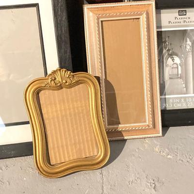 LOT 60: Large Collection of Picture Frames