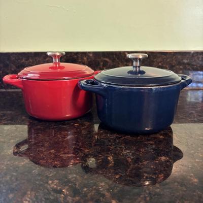 LOT 85: Oster Blender & Mini Cast Enamel Pots (24oz)