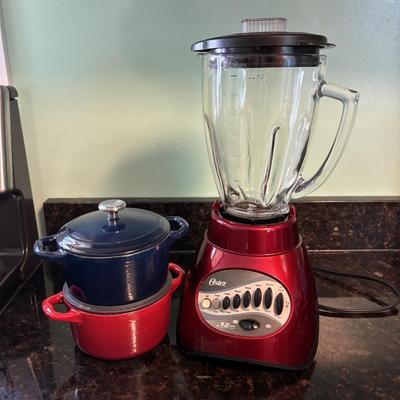 LOT 85: Oster Blender & Mini Cast Enamel Pots (24oz)