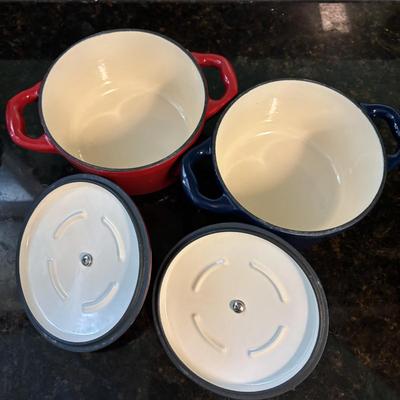 LOT 85: Oster Blender & Mini Cast Enamel Pots (24oz)