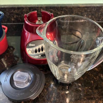 LOT 85: Oster Blender & Mini Cast Enamel Pots (24oz)