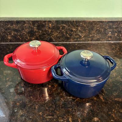 LOT 85: Oster Blender & Mini Cast Enamel Pots (24oz)