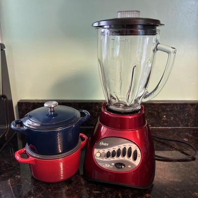 LOT 85: Oster Blender & Mini Cast Enamel Pots (24oz)