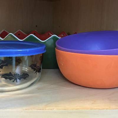 LOT 86: Kitchen Cabinet Cleanout: Corning Ware "Spice of Live", Pioneer Woman, Pyrex and More