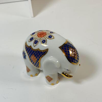 LOT 122: A Large Pack of Elephant Figures Including Etched Shells