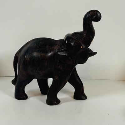 LOT 122: A Large Pack of Elephant Figures Including Etched Shells