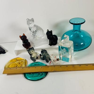 LOT 125: Collection of Glass and Ceramic Cats and Kittens and More