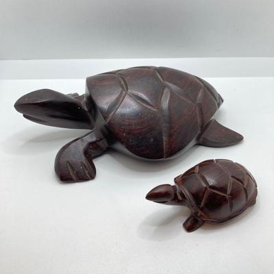 LOT 174: Seashore Collection - Gorgeous Shells and Carved Wood Decor