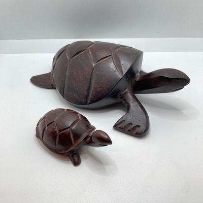 LOT 174: Seashore Collection - Gorgeous Shells and Carved Wood Decor