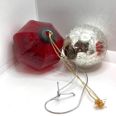 LOT 176: Art Glass Ornament Collection - Midwest Kugel and More