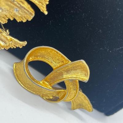 LOT 212J: Vintage Goldtone Brooches/Pin Collection