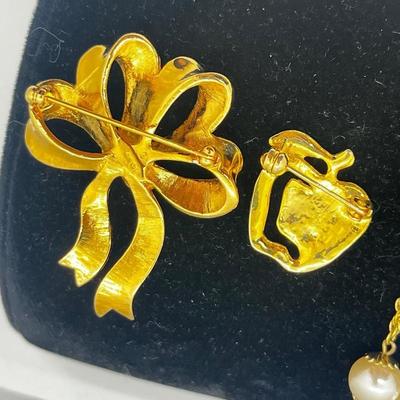 LOT 212J: Vintage Goldtone Brooches/Pin Collection