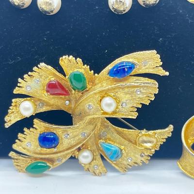 LOT 212J: Vintage Goldtone Brooches/Pin Collection