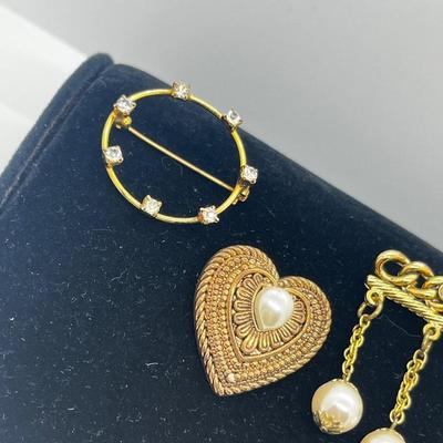 LOT 212J: Vintage Goldtone Brooches/Pin Collection