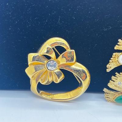 LOT 212J: Vintage Goldtone Brooches/Pin Collection