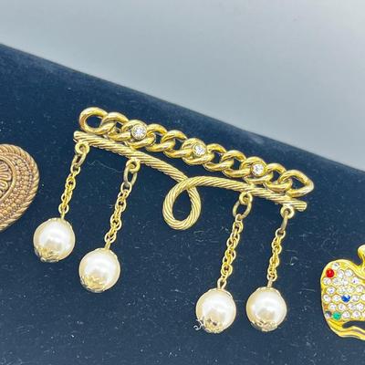 LOT 212J: Vintage Goldtone Brooches/Pin Collection
