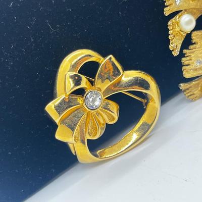 LOT 212J: Vintage Goldtone Brooches/Pin Collection