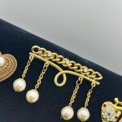 LOT 212J: Vintage Goldtone Brooches/Pin Collection
