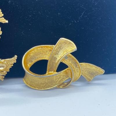 LOT 212J: Vintage Goldtone Brooches/Pin Collection