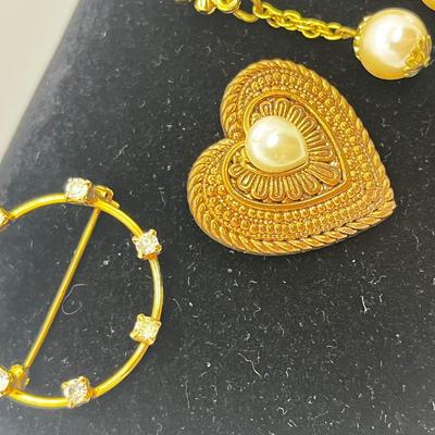 LOT 212J: Vintage Goldtone Brooches/Pin Collection