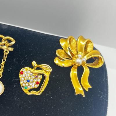 LOT 212J: Vintage Goldtone Brooches/Pin Collection
