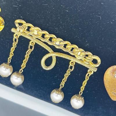 LOT 212J: Vintage Goldtone Brooches/Pin Collection