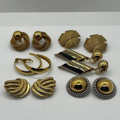 LOT 216J: 1980's Vintage Goldtone Oversized Clip On Earrings