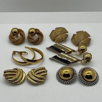 LOT 216J: 1980's Vintage Goldtone Oversized Clip On Earrings