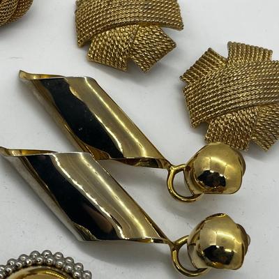 LOT 216J: 1980's Vintage Goldtone Oversized Clip On Earrings